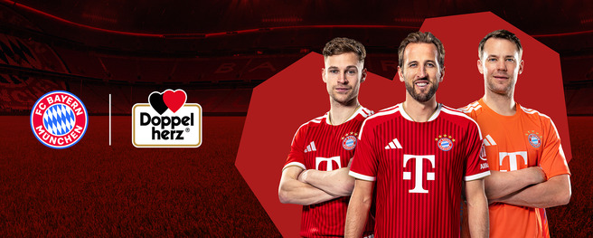 Three football players stand together, wearing red FC Bayern München jerseys. The player in the center is smiling while the others are in confident poses. Behind them is a red background with logos representing the team and a sponsor. The atmosphere suggests a promotional event.